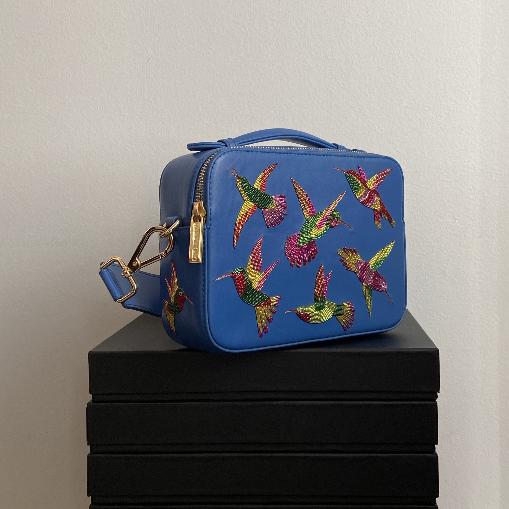 HUMMINGBIRDS EMBROIDERED CROSSBODY BAG (BLUE)